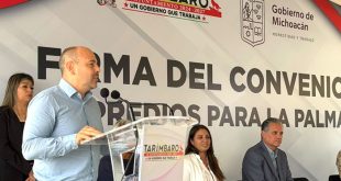 Autoridades municipales y estatales durante la firma del convenio de comodato para predios en la comunidad de La Palma.