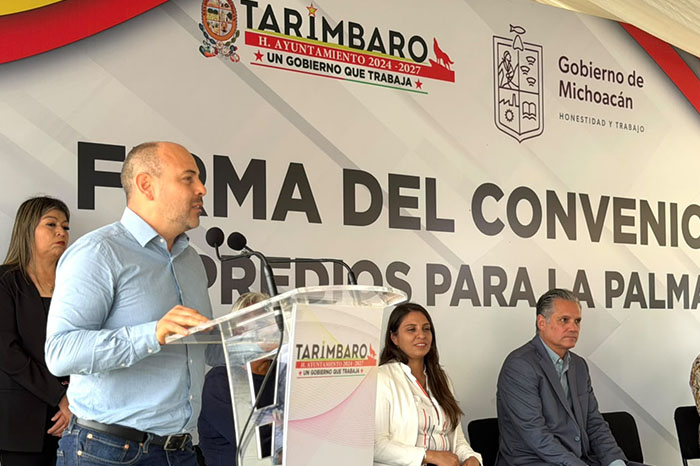 Autoridades municipales y estatales durante la firma del convenio de comodato para predios en la comunidad de La Palma.