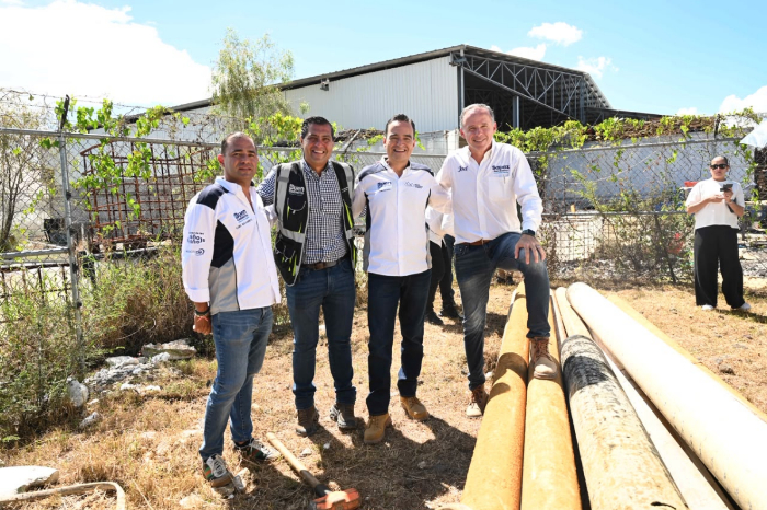 Autoridades municipales supervisando las labores técnicas en la zona de extracción del SAPAZ.