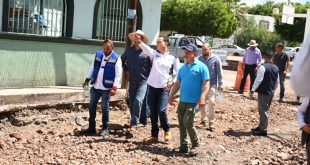 El presidente municipal Carlos Soto supervisando los trabajos de pavimentación junto a vecinos y funcionarios.