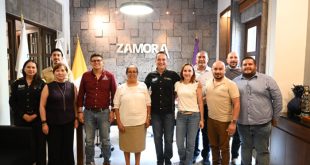 Reunión de autoridades municipales y estatales para la presentación del Tianguis Artesanal de Occidente en Zamora.