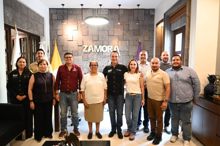 Reunión de autoridades municipales y estatales para la presentación del Tianguis Artesanal de Occidente en Zamora.