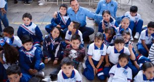 Alumnos y autoridades municipales participando en las actividades del programa Ciudad Educadora en la escuela.