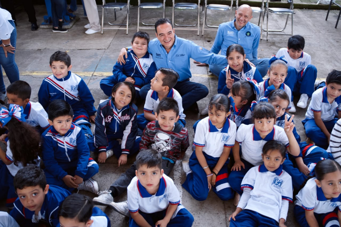 Alumnos y autoridades municipales participando en las actividades del programa Ciudad Educadora en la escuela.