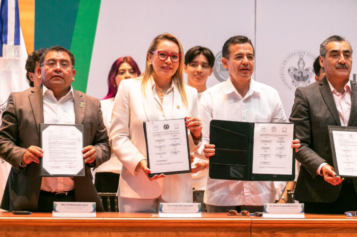 La rectora Yarabí Ávila González durante la firma del convenio de colaboración con la ASF y la ANUIES.