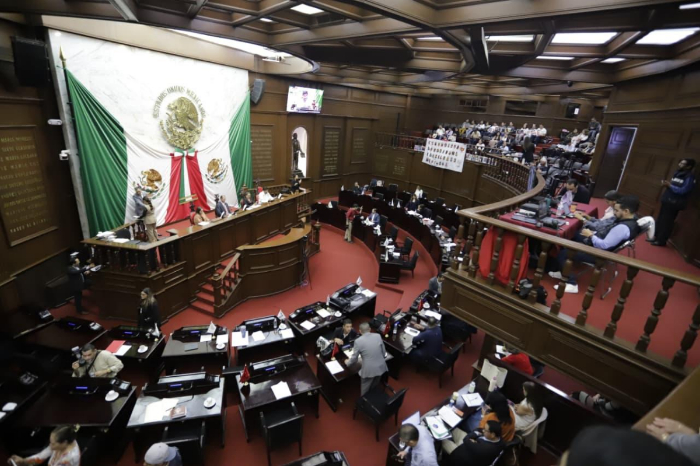Diputadas y diputados del Congreso de Michoacán votando en el Pleno durante la sesión extraordinaria.