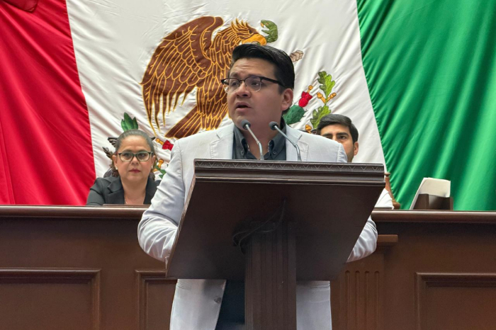 Sesión del Pleno del Congreso del Estado de Michoacán aprobando dictámenes municipales.