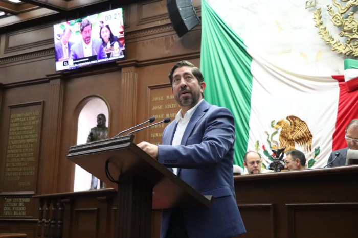 El diputado Abraham Espinoza Villa en la tribuna del Congreso del Estado de Michoacán.