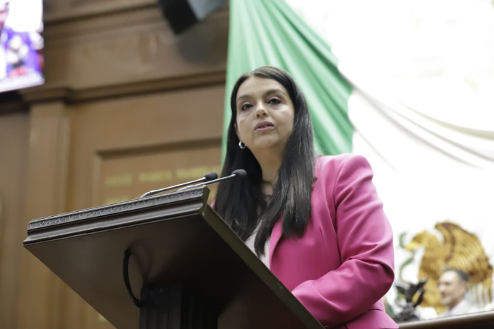 La diputada Teresita Herrera Maldonado en la tribuna del Congreso del Estado de Michoacán.