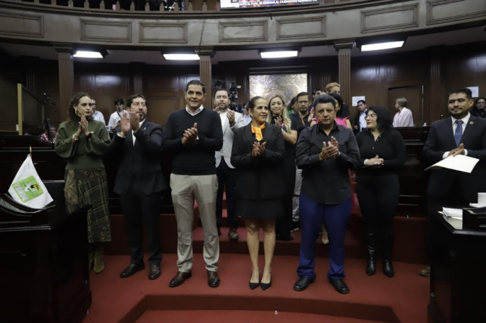 Funcionarios rindiendo protesta ante el Pleno del Congreso del Estado de Michoacán.