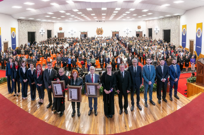 La rectora Yarabí Ávila González durante la ceremonia solemne de entrega del Doctorado Honoris Causa en el Consejo Universitario.