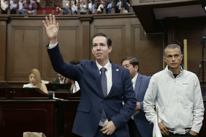 El diputado Alfredo Anaya Orozco presentando la iniciativa en la tribuna del Congreso del Estado