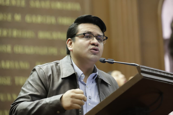 El diputado Toño Carreño Sosa en la tribuna del Congreso del Estado de Michoacán