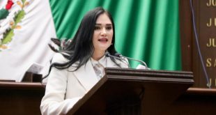 La diputada Diana Mariel Espinoza Mercado presentando la iniciativa en la tribuna del Congreso del Estado.