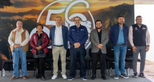 Autoridades y extrabajadores en la develación del mural del 56 aniversario del Zoológico de Morelia.
