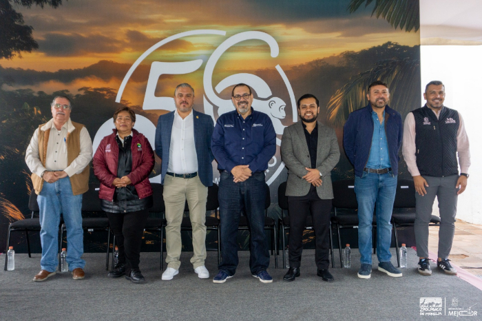 Autoridades y extrabajadores en la develación del mural del 56 aniversario del Zoológico de Morelia.