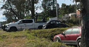 Unidades policiales y peritos de la FGE resguardando la escena del crimen en la carretera Morelia-Mil Cumbres.