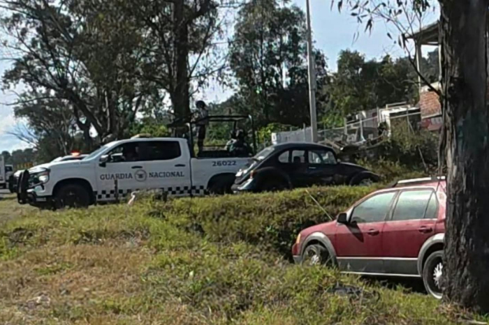 Unidades policiales y peritos de la FGE resguardando la escena del crimen en la carretera Morelia-Mil Cumbres.