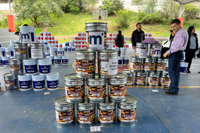 entrega de materiales para el mantenimiento de 105 escuelas del municipio.