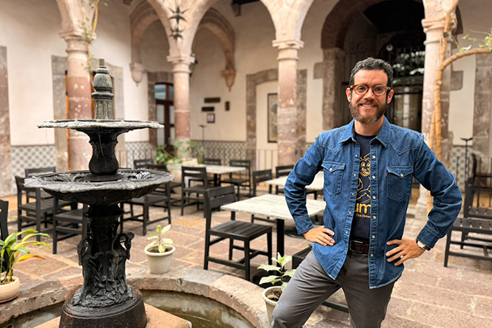 Francisco Ohem presentando el documental Los mariachis perdidos en el Festival de Cine de Morelia.
