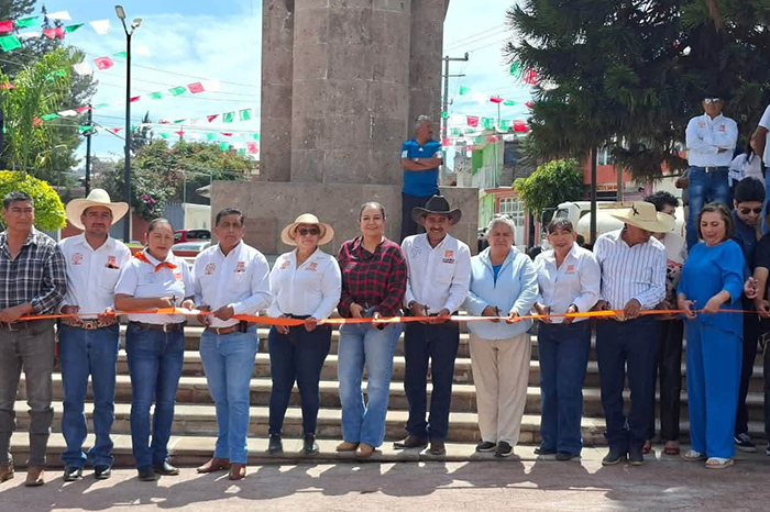 Autoridades municipales de Charo cortando el listón inaugural frente al renovado Monumento Hidalgo y Morelos.