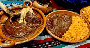 Platillos típicos de mole tradicional y muestras culinarias de Michoacán.