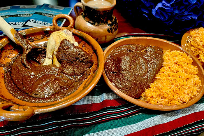 Platillos típicos de mole tradicional y muestras culinarias de Michoacán.