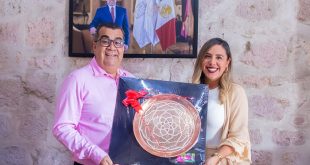 La presidenta municipal Dayana Pérez Mendoza durante su reunión de trabajo con autoridades de la Secretaría de Salud de Michoacán.