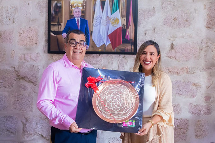 La presidenta municipal Dayana Pérez Mendoza durante su reunión de trabajo con autoridades de la Secretaría de Salud de Michoacán.