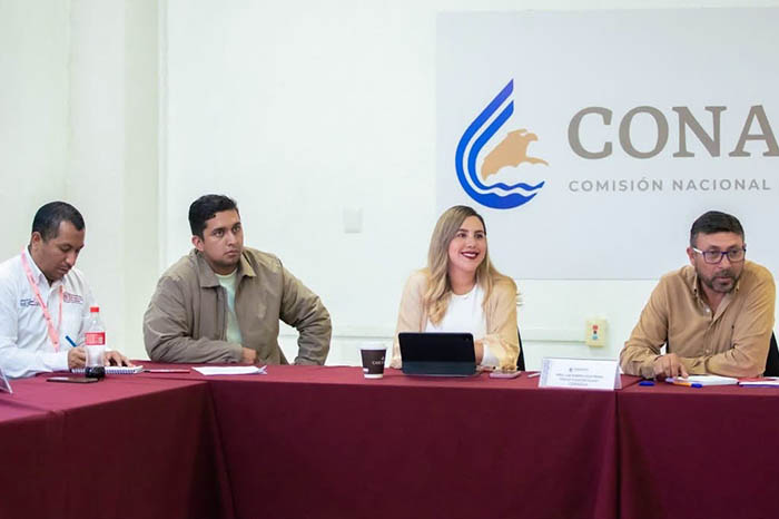 La presidenta municipal Dayana Pérez Mendoza durante una reunión institucional de trabajo con autoridades federales y representantes comunitarios.