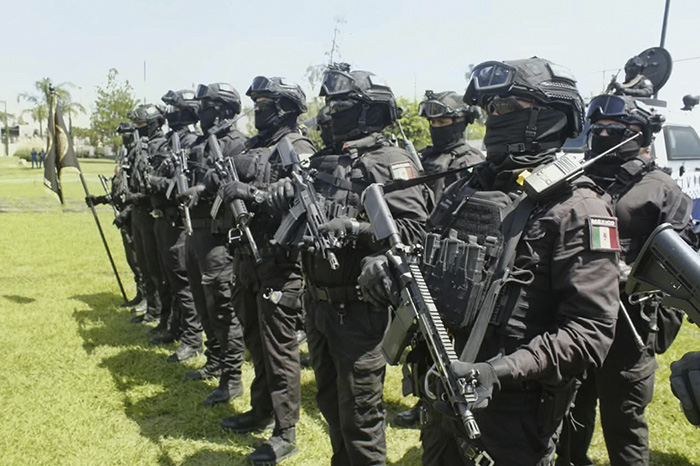 Elementos tácticos de la Guardia Civil equipados con vehículos blindados y armamento especializado en Michoacán.