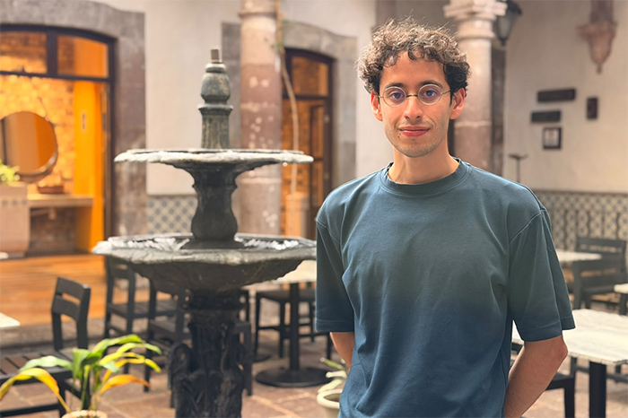 El cineasta Gustavo Obregón en entrevista durante el Festival Internacional de Cine de Morelia.