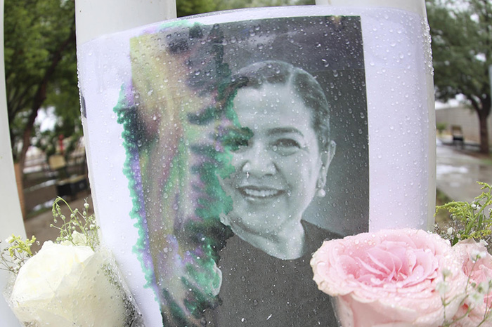 Veladoras, flores y una fotografía colocadas en el memorial improvisado afuera de la secundaria en Torreón.