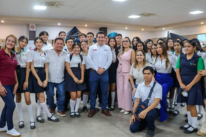 Estudiantes de bachillerato y autoridades municipales recorriendo los stands de la Expo Universidades en Michoacán.