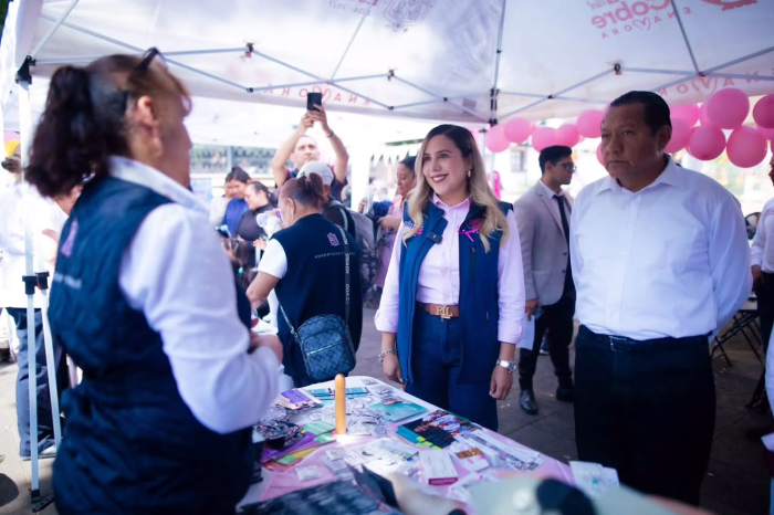 Dayana Pérez Mendoza y personal de salud durante el corte de listón de la Feria de la Salud en Salvador Escalante.