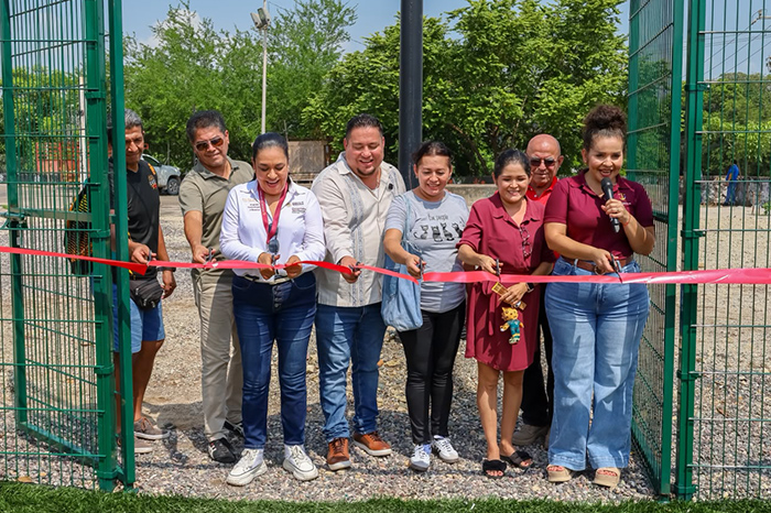 Autoridades municipales de Lázaro Cárdenas y de la SEDATU cortando el listón inaugural en la cancha de fútbol 7.