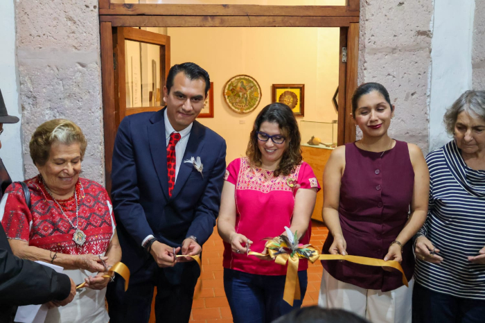 Pieza artesanal confeccionada con plumas exhibida en las vitrinas del Museo del Estado de Michoacán.