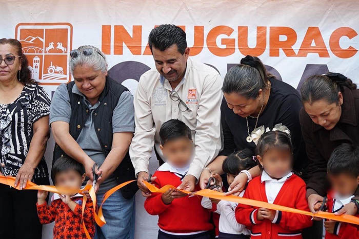 El presidente municipal Gabriel Molinero junto a vecinos y regidores durante la inauguración de la calle pavimentada en Nuevo Coronillas, Charo.