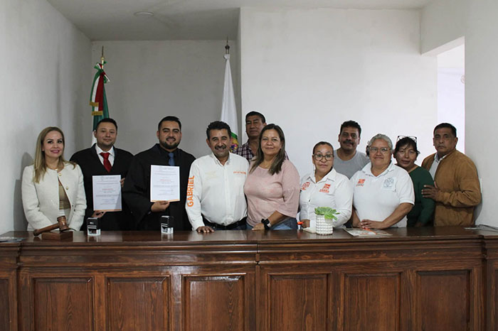 Autoridades municipales encabezadas por el alcalde Gabriel Molinero durante el corte de listón del nuevo Juzgado Cívico en Charo, Michoacán.