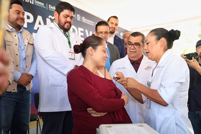 Personal médico aplicando dosis de vacuna a un paciente en un centro de salud de Michoacán.