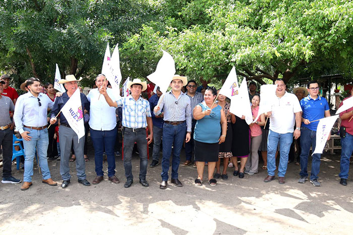 El presidente municipal Pablo Varona junto a habitantes durante el banderazo de inicio de obras en Huetamo, Michoacán.