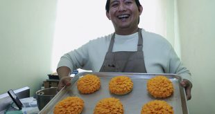 Concha decorada con forma y color de flor de cempasúchil horneada por el repostero Jonathan Barrera.