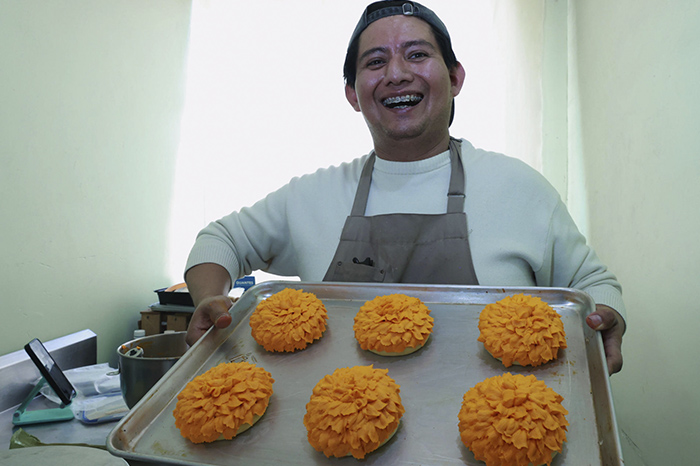 Concha decorada con forma y color de flor de cempasúchil horneada por el repostero Jonathan Barrera.