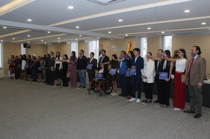 Jóvenes integrantes del Cabildo Juvenil 2026 sentados en el recinto oficial del Ayuntamiento de Morelia durante su toma de protesta.