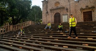 Estudiantes de la UNLA e integrantes del público instalando espejos en las escalinatas del Teatro José Rubén Romero en el Centro Histórico de Morelia.