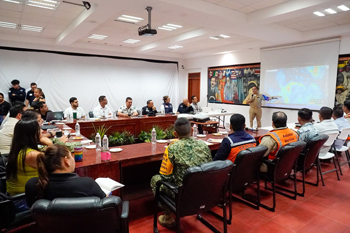 Sesión del Consejo de Protección Civil y trabajos preventivos en el municipio costero de Lázaro Cárdenas, Michoacán.