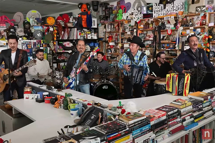 Los Tigres del Norte tocando acordeón y bajo en las oficinas del Tiny Desk de NPR.