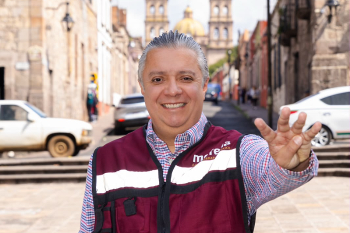 Luis Navarro García presentando su documento de registro para la coordinación de la 4T en Morelia.