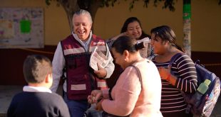 Luis Navarro conversando con comerciantes y vecinos durante la jornada de Barrio X Barrio.