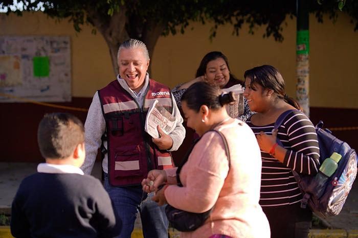 Luis Navarro conversando con comerciantes y vecinos durante la jornada de Barrio X Barrio.